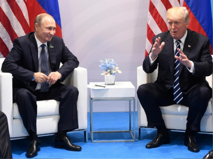 Tổng thống Nga Vladimir Putin và Tổng thống Mỹ Donald Trump trong cuộc gặp tại Hội nghị Thượng đỉnh G20 ở Humburg (Đức). Ảnh: AFP